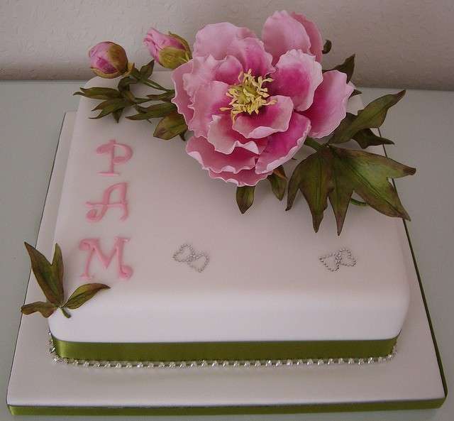 Torta con fiore peonia