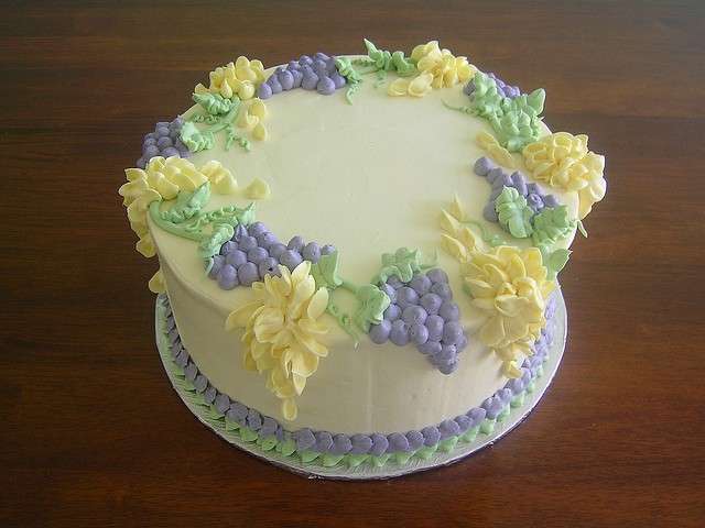 Torta con fiori e uva