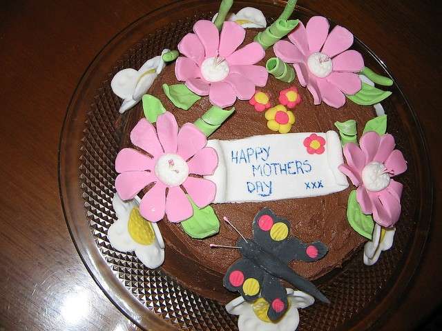 Torta con fiori per la festa della mamma