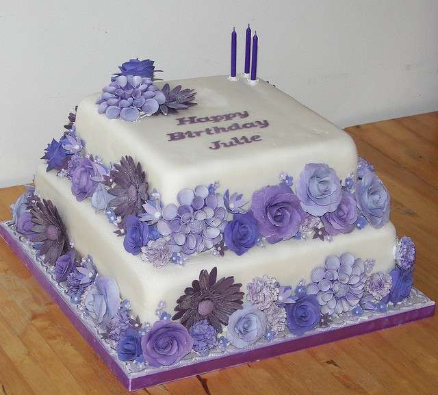 Torta con fiori viola