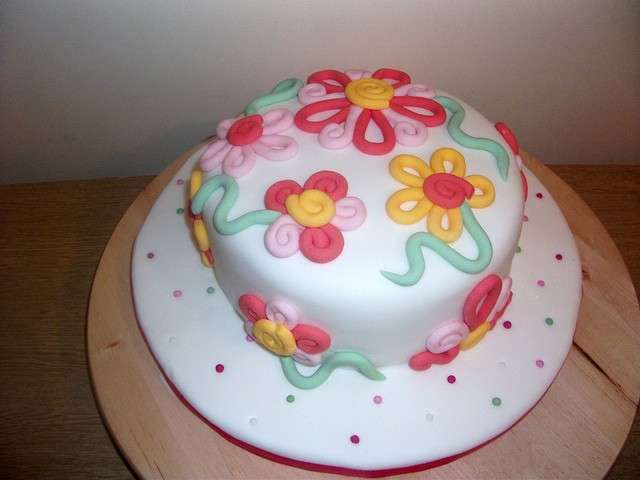 Torta con glassa e fiori