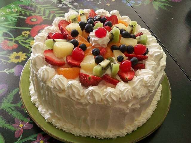 Torta con panna montata e frutta fresca