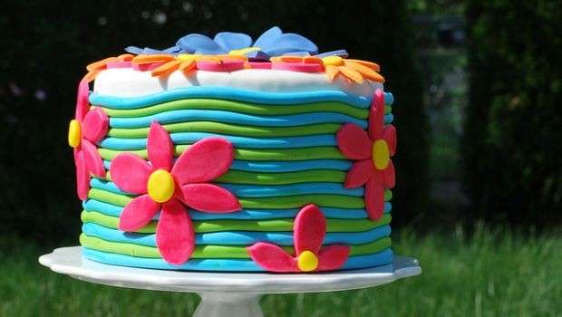 Torta decorata con fiori di pasta di zucchero