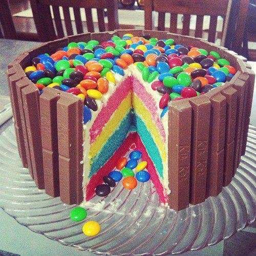 Torta di Carnevale con kit kat e smarties