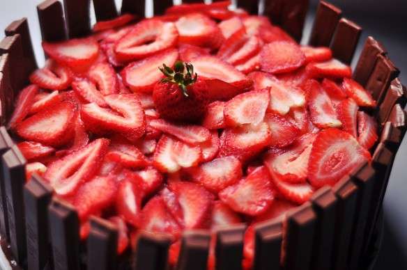 Torta kit kat con fragole