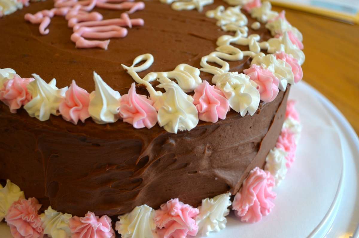 Torta per il compleanno con glassa al cioccolato