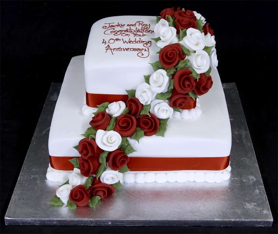 Torta per l'anniversario con le rose