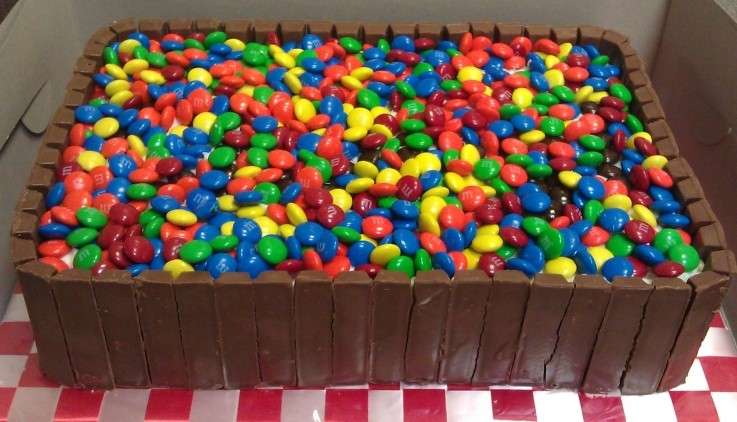 Torta rettangolare con kit kat e smarties