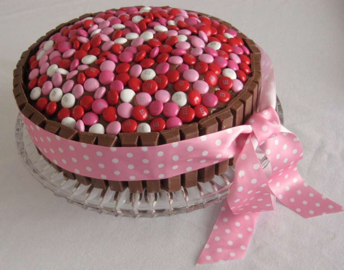 Torta San Valentino con kit kat e smarties