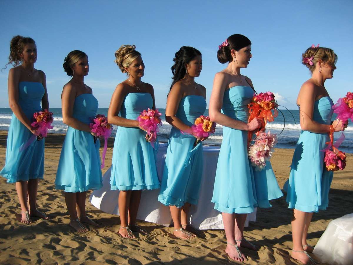 Abiti azzurri per un matrimonio al mare