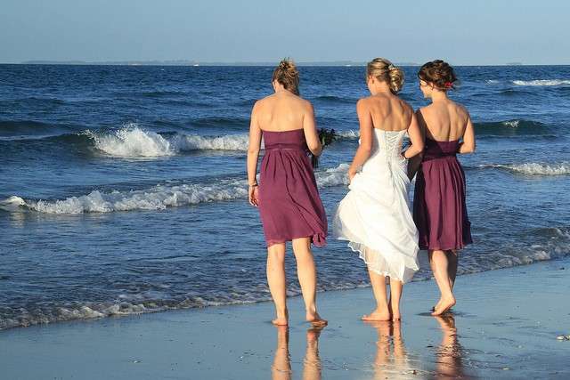 Abiti viola per un matrimonio al mare