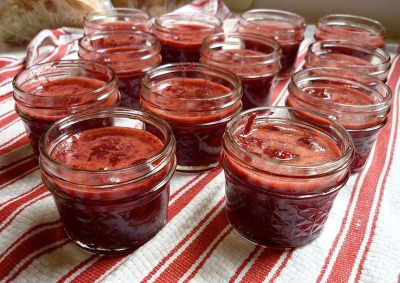 Barattoli di marmellata di ciliegie