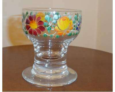 Bicchiere di vetro dipinto con i fiori