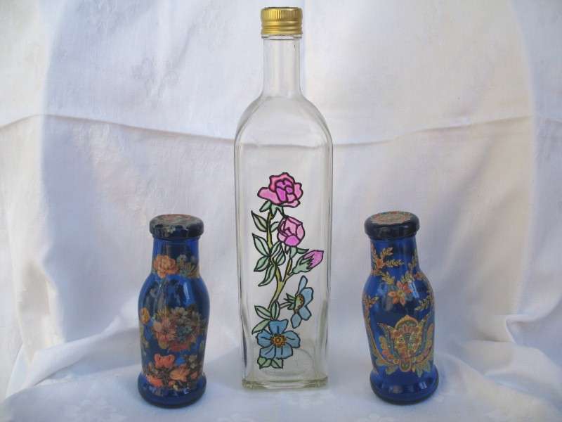 Bottiglie riciclate e decorate