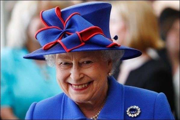 Cappello blu e rosso per la regina Elisabetta