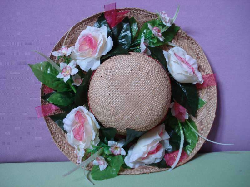 Cappello con fiori e foglie