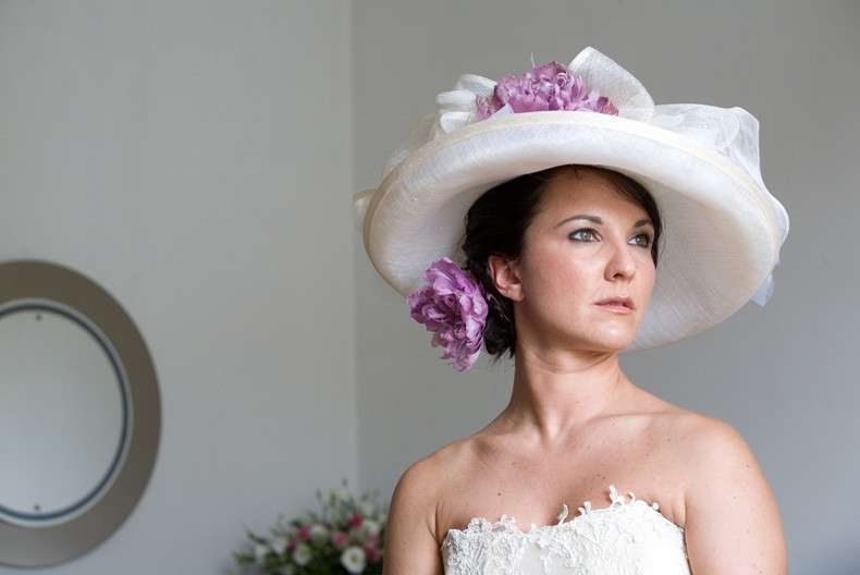 Cappello da sposa con fiori viola