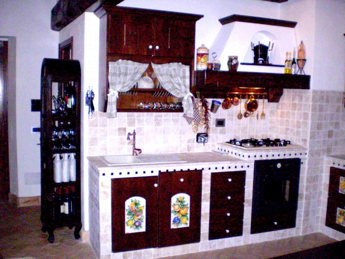 Cucina con i pannelli decorati