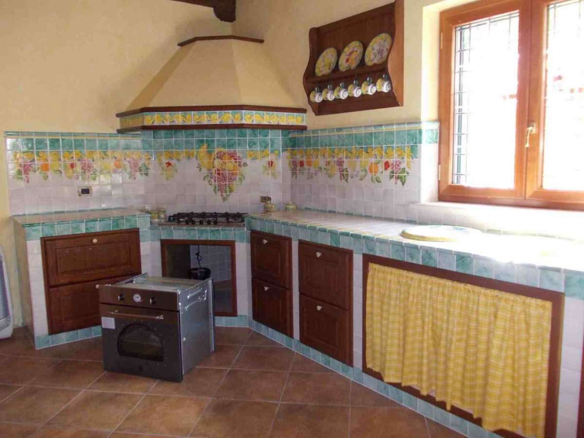 Decorazioni bucoliche sulla cucina