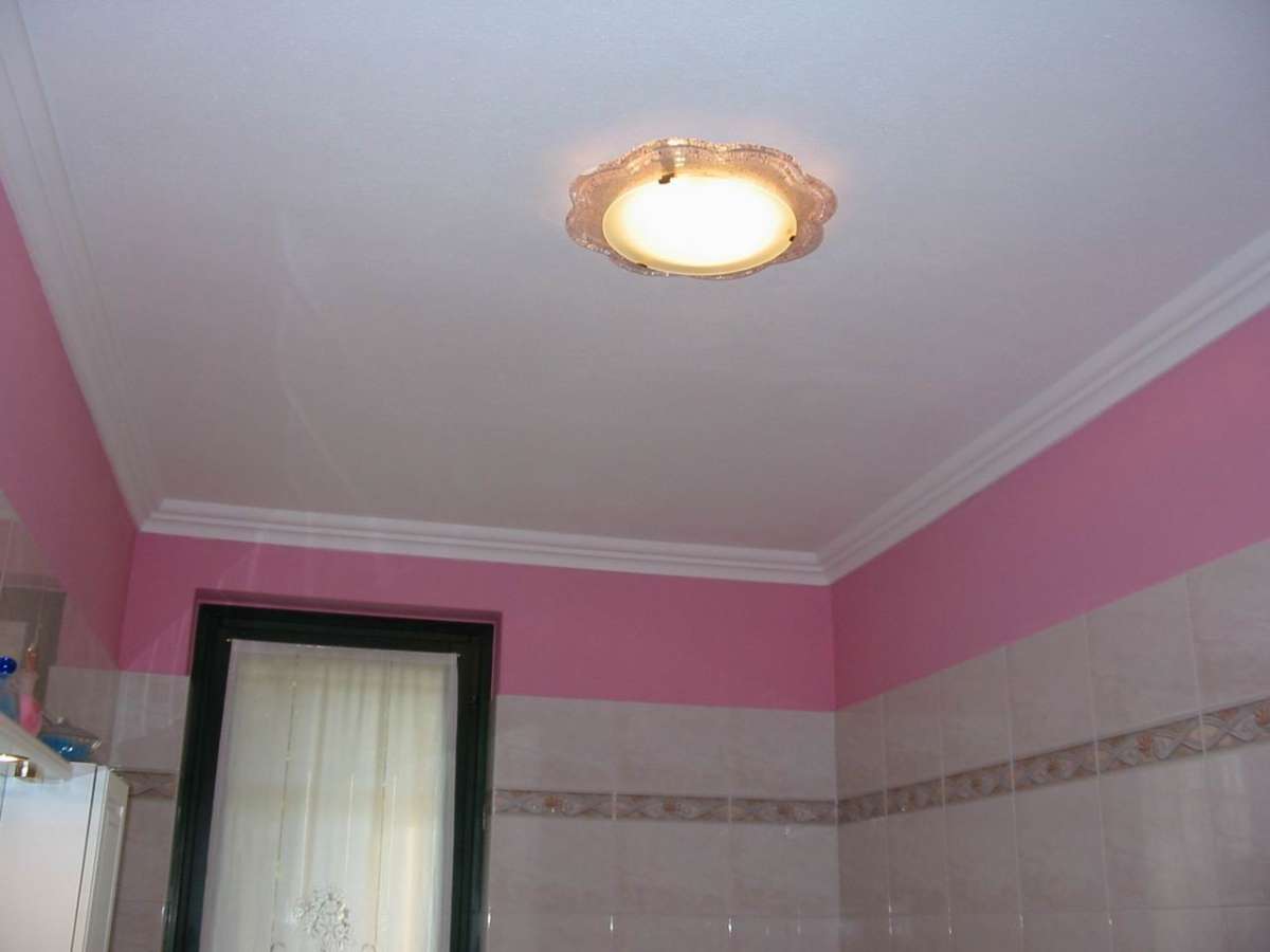 Dettagli rosa sulle pareti bianche