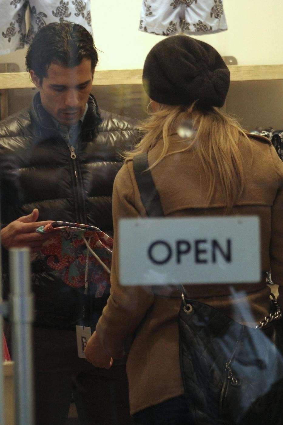 Elena Santarelli con il fidanzato in un negozio