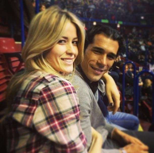 Elena Santarelli e Bernardo Corradi abbracciati