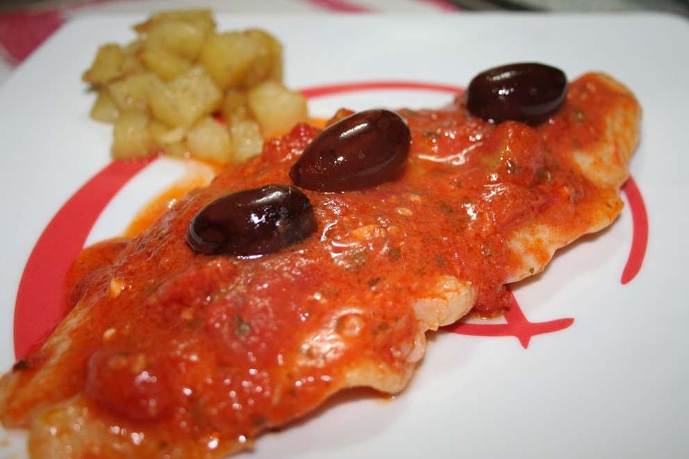 Filetto di platessa con pomodori e olive