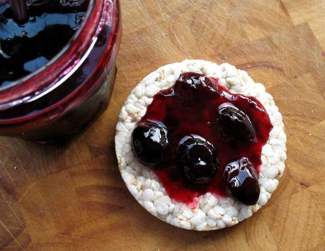 Galletta di riso con marmellata di ciliegie