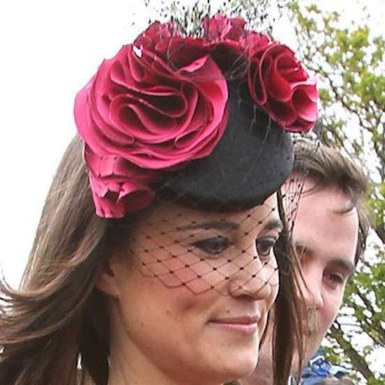 Il cappello con rose e veletta di Pippa Middleton