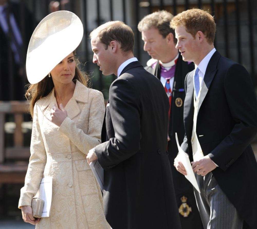 Kate Middleton con cappello bianco grande