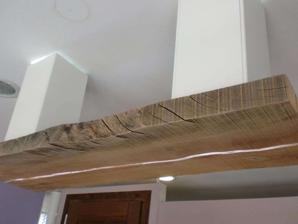 Lampada con un asse di legno