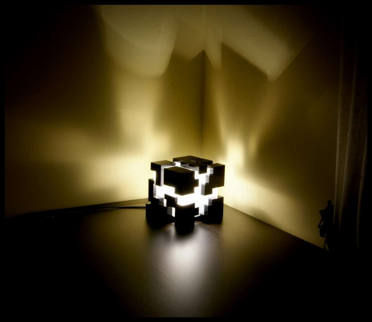 Lampada da tavolo cubo