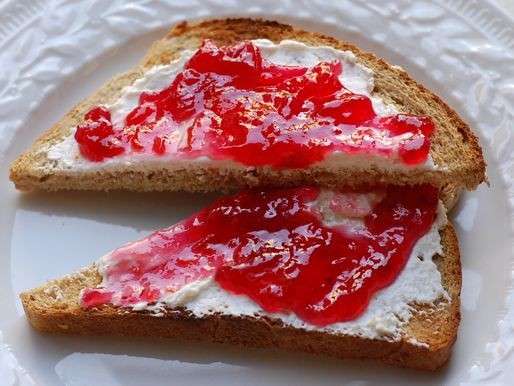 Pane, burro e marmellata di ciliegie