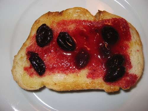 Pane e marmellata di ciliegie