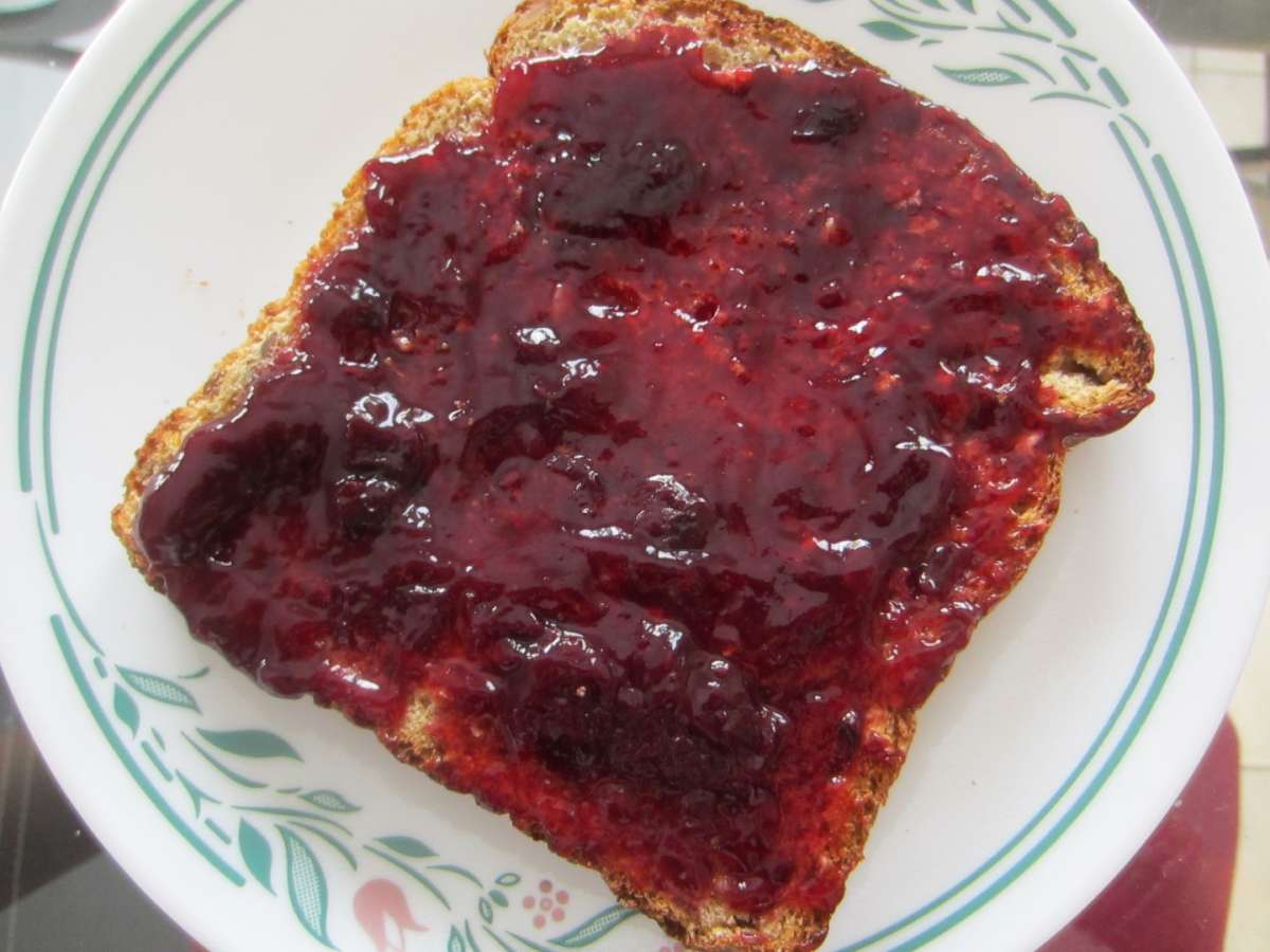 Pane e marmellata di ciliegie