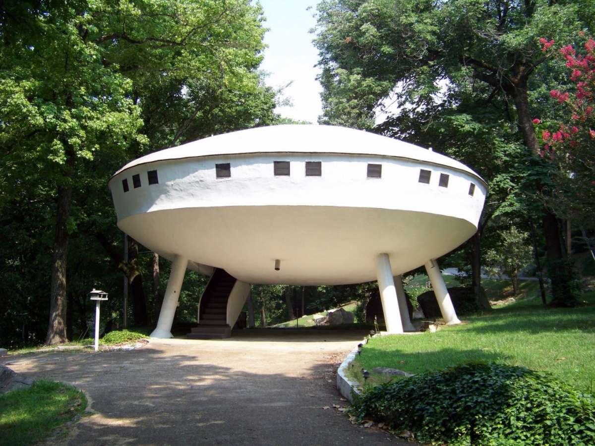 Strana casa a forma di ufo