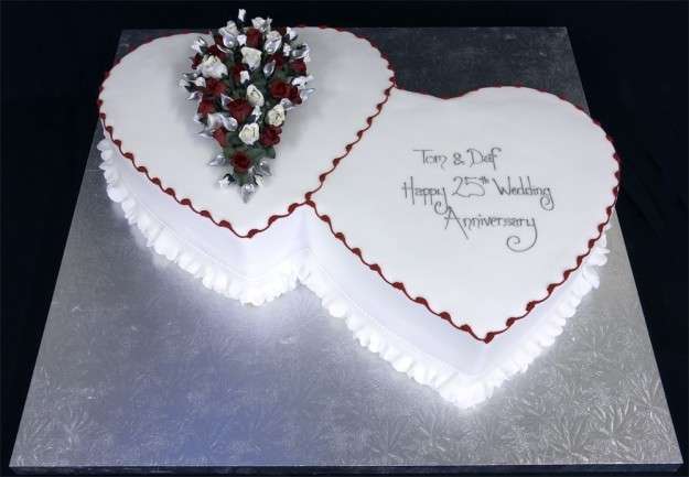 Torta per l'anniversario a cuore