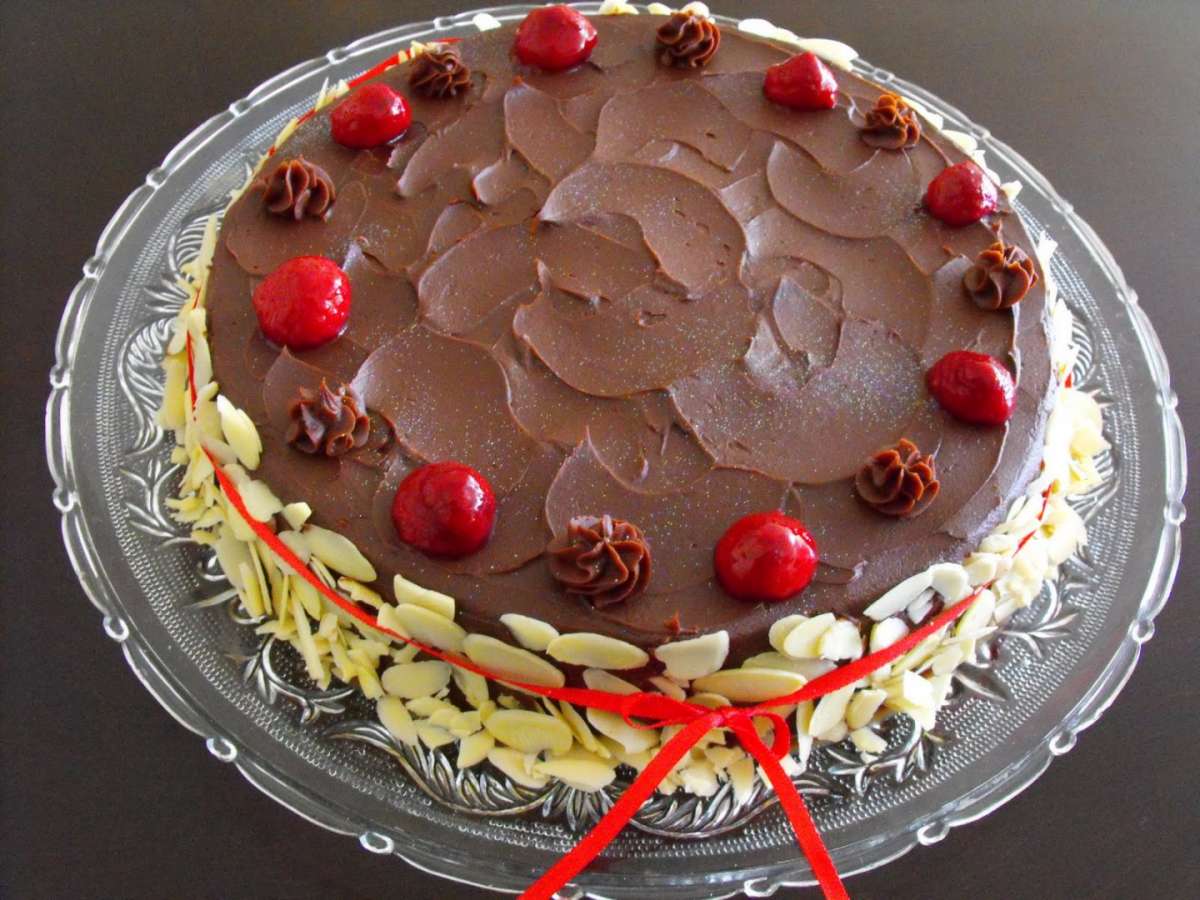 Torta per l'anniversario con cioccolato