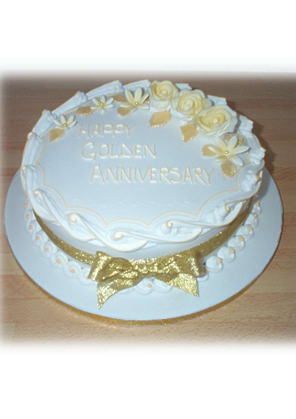 Torta per l'anniversario con dettagli oro