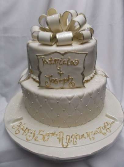 Torta per l'anniversario con fiocco