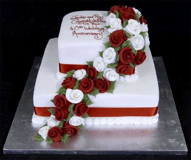 Torta per l'anniversario con le rose