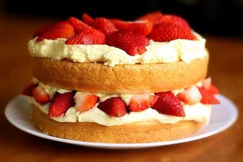 Torta di compleanno a strati con le fragole