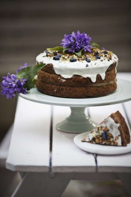 Torta di compleanno con glassa e fiori lilla