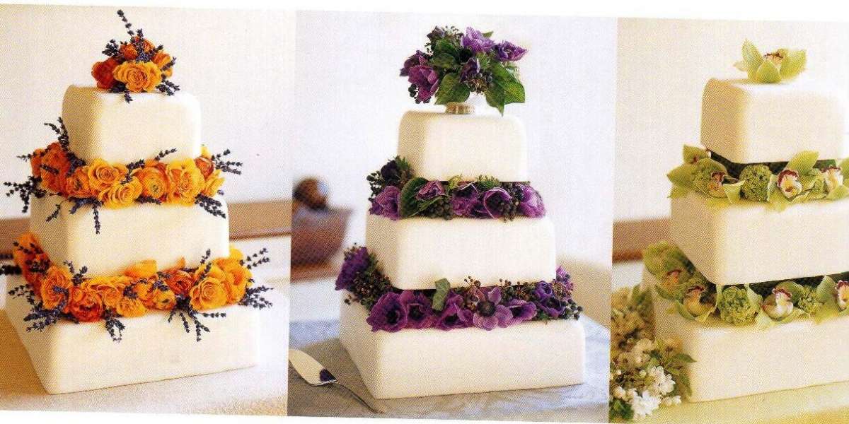 Torta di compleanno con i fiori colorati