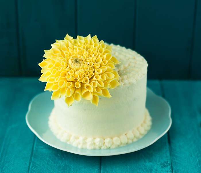 Torta estiva con fiore giallo