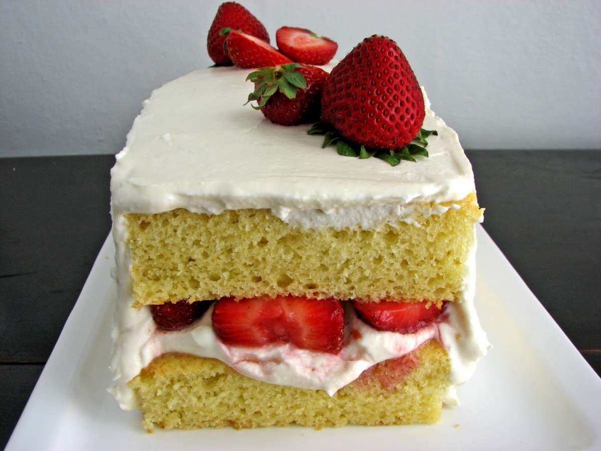 Torta estiva con fragole e pan di spagna