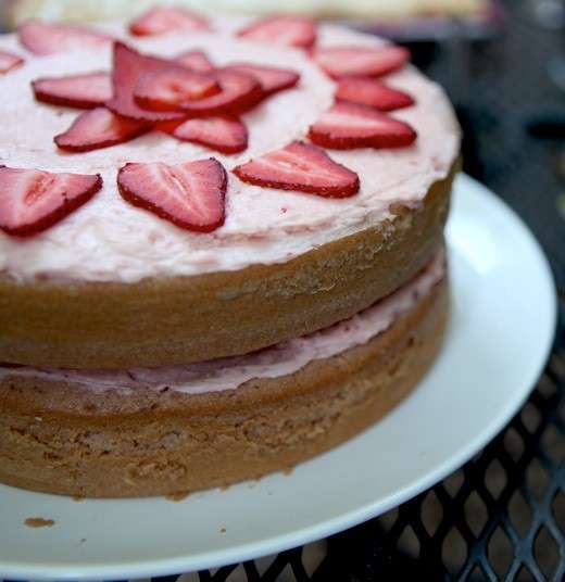 Torta estiva in pan di spagna