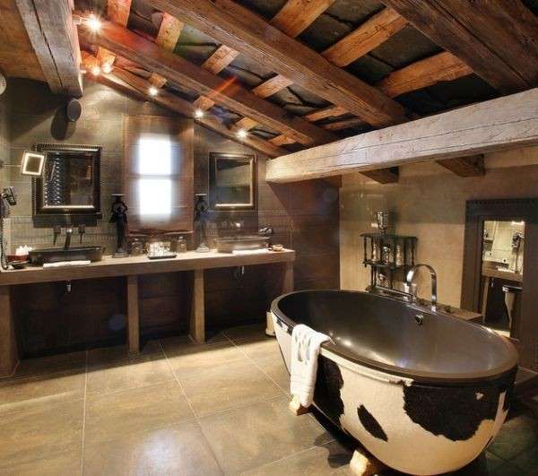 Bagno rustico con una vasca divertente