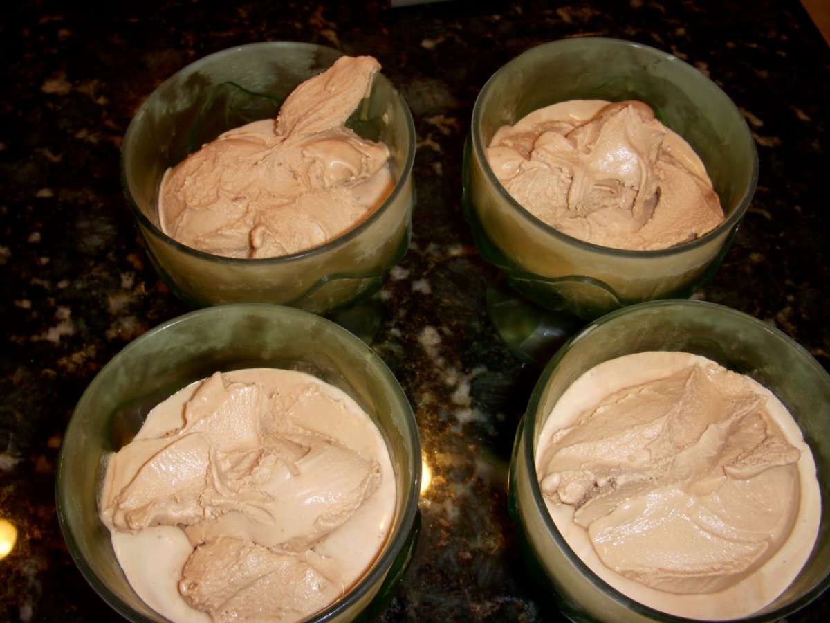 Bicchieri di gelato alla nocciola