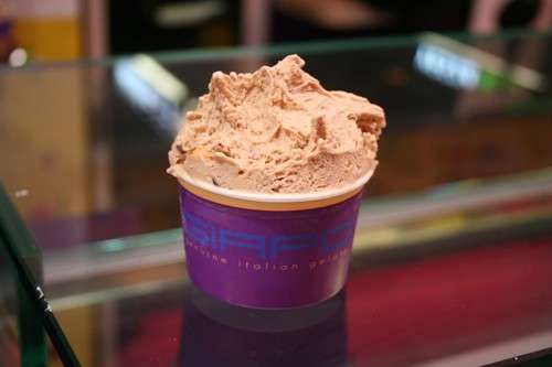 Coppetta di gelato alle nocciole